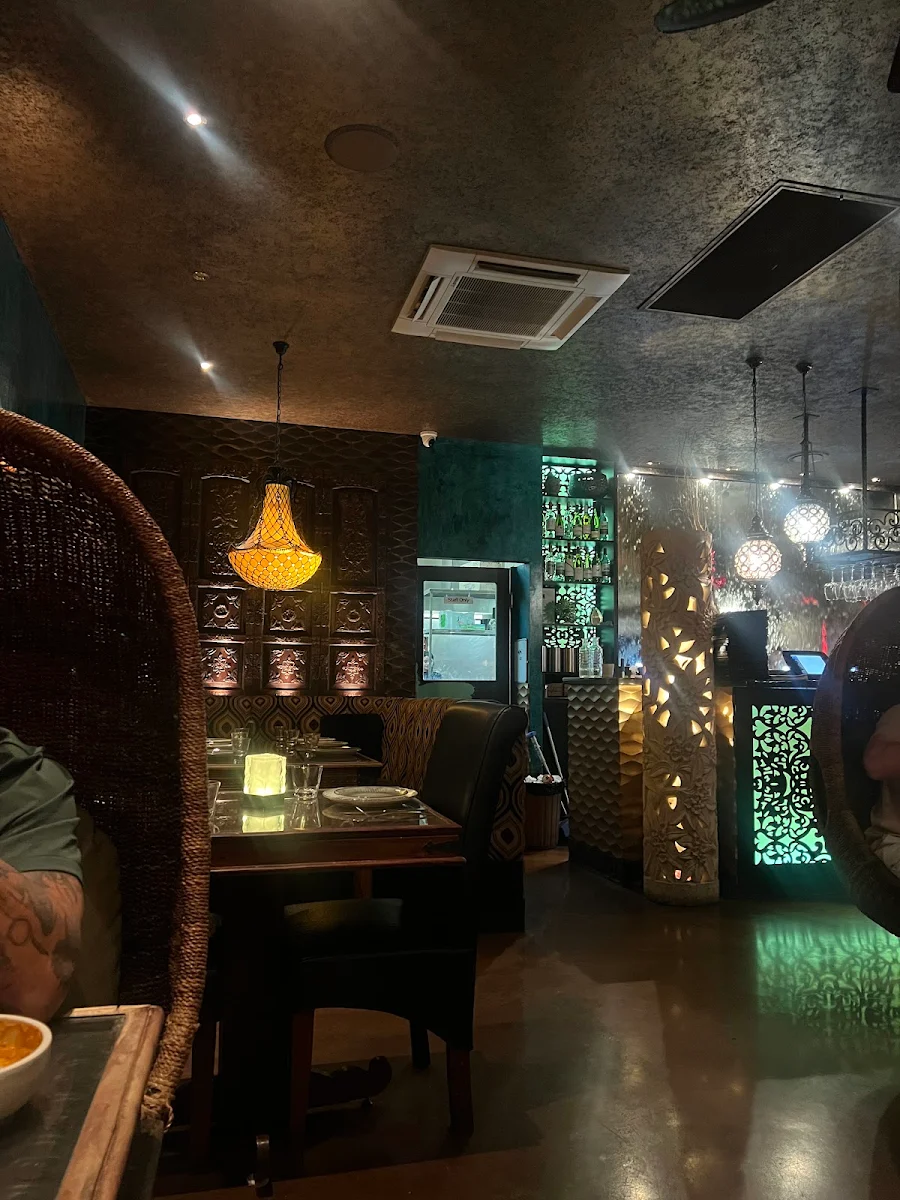 Vibe, Ceylon Inn Graceville