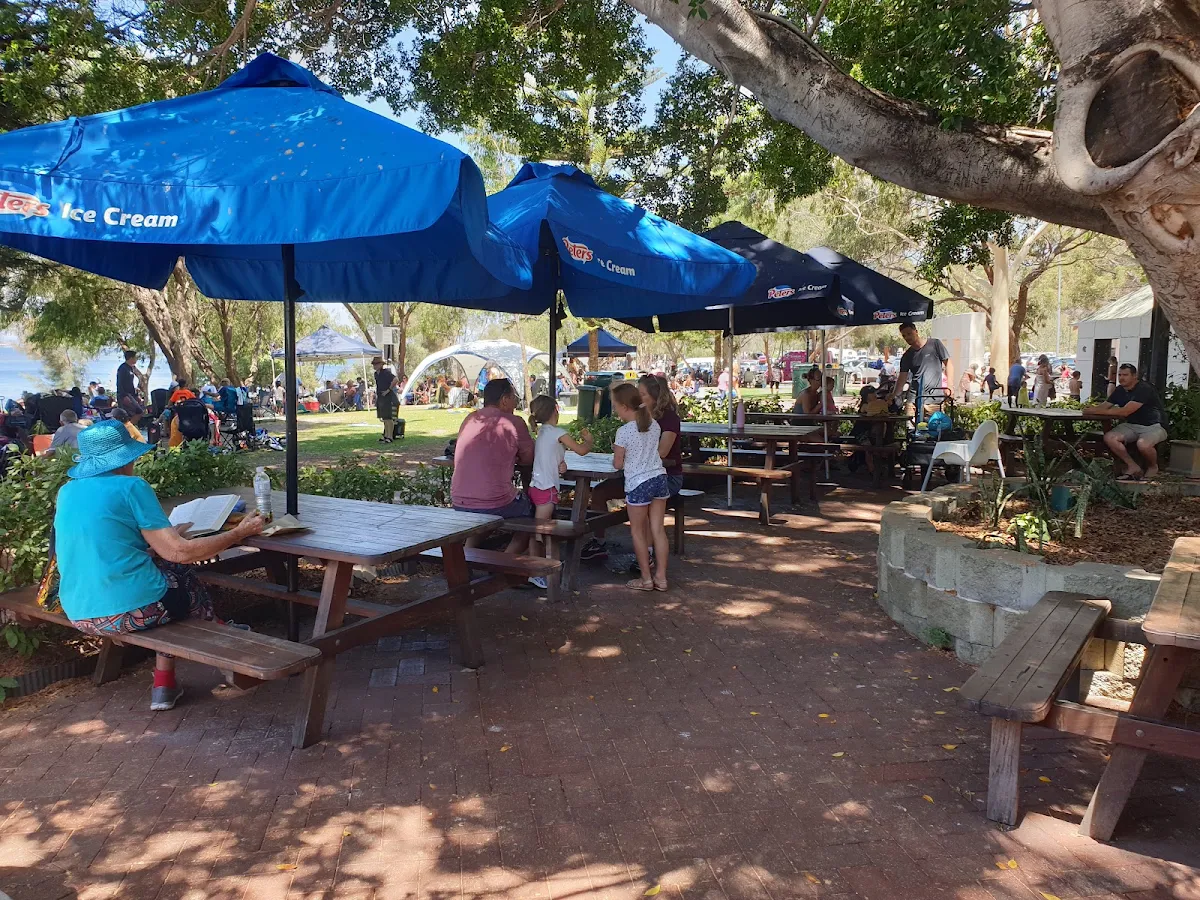 Vibe, Walters River Café