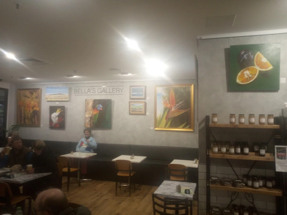 Vibe, Bella's Cafe