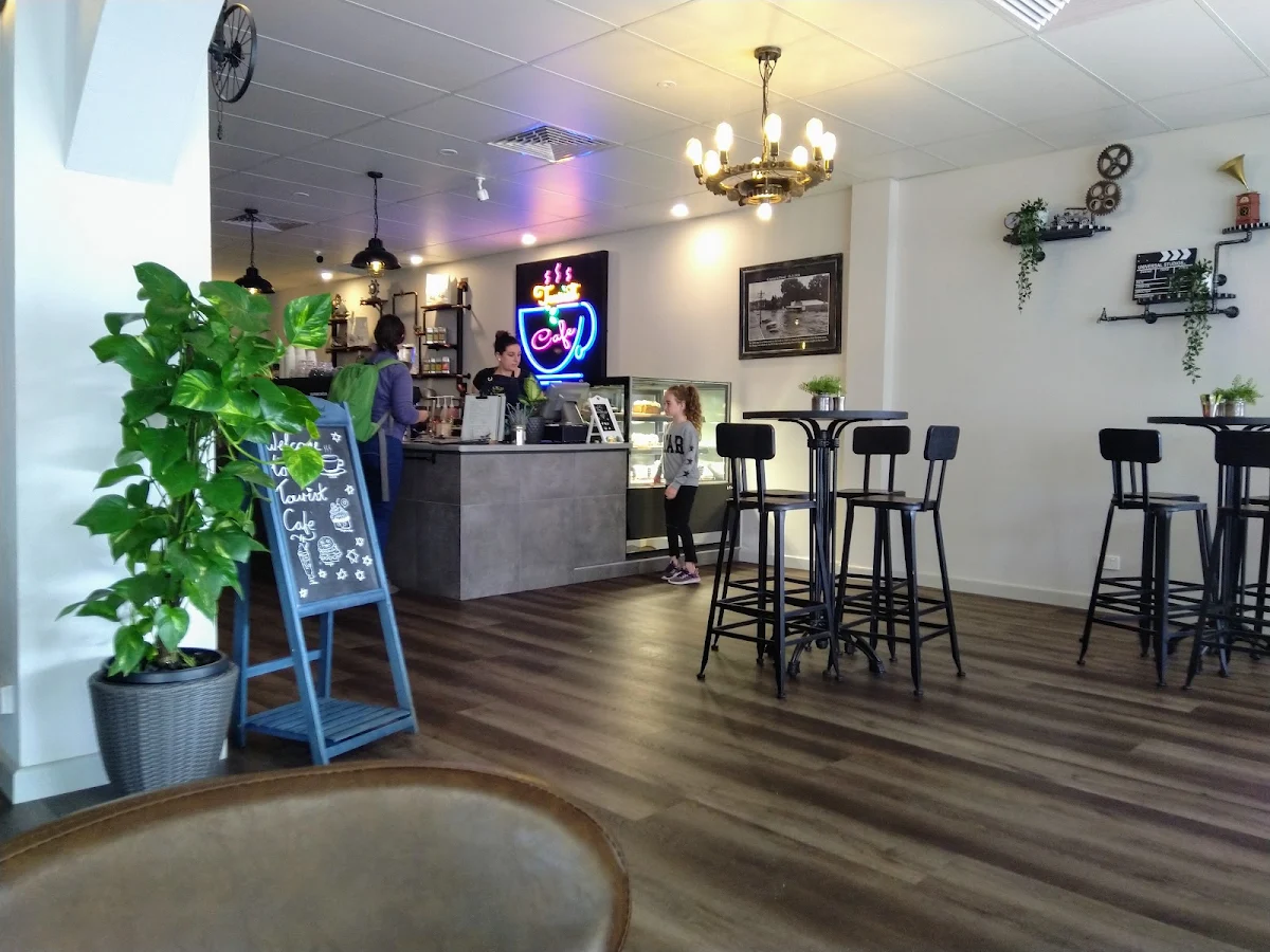 Vibe, Tourist Cafe