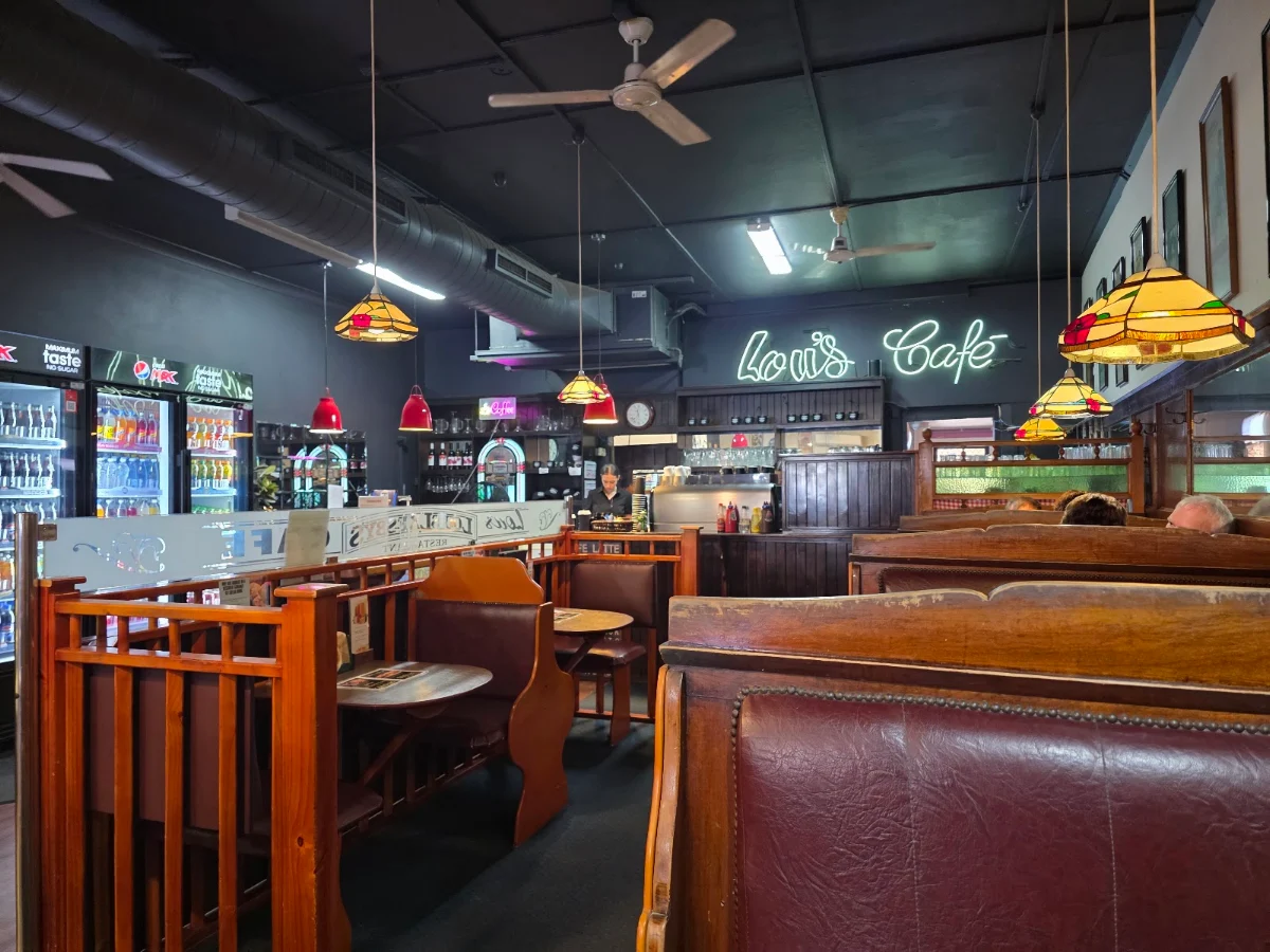 Vibe, Lou's Cafe Restaurant