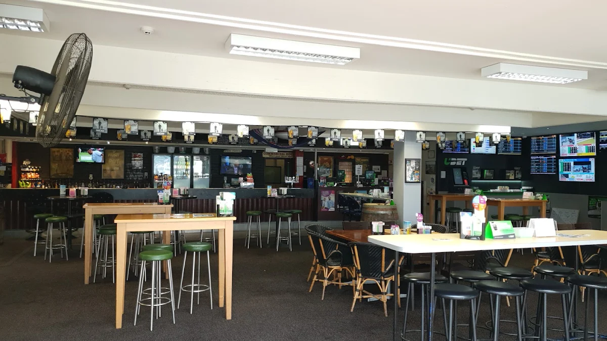 Vibe, Commercial Hotel