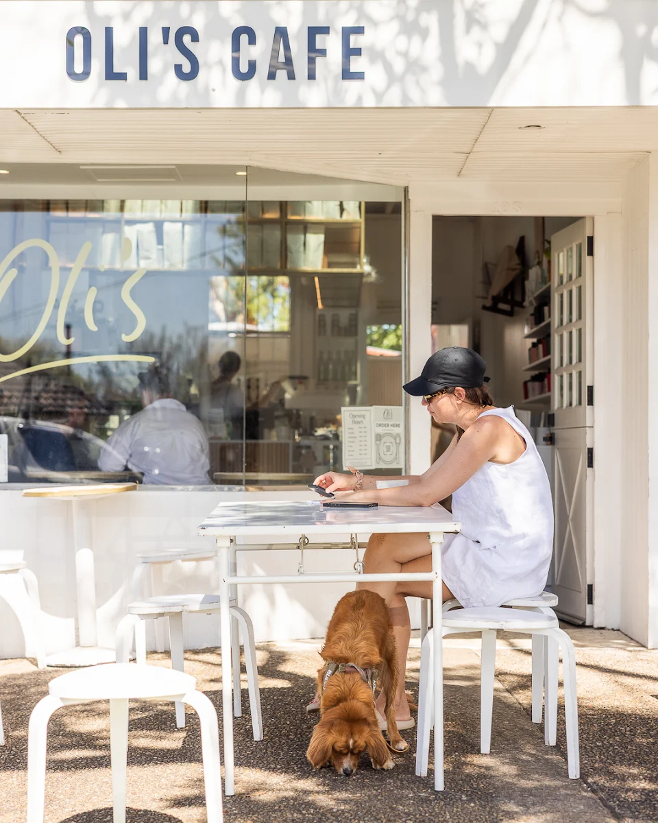 Vibe, Oli's Cafe