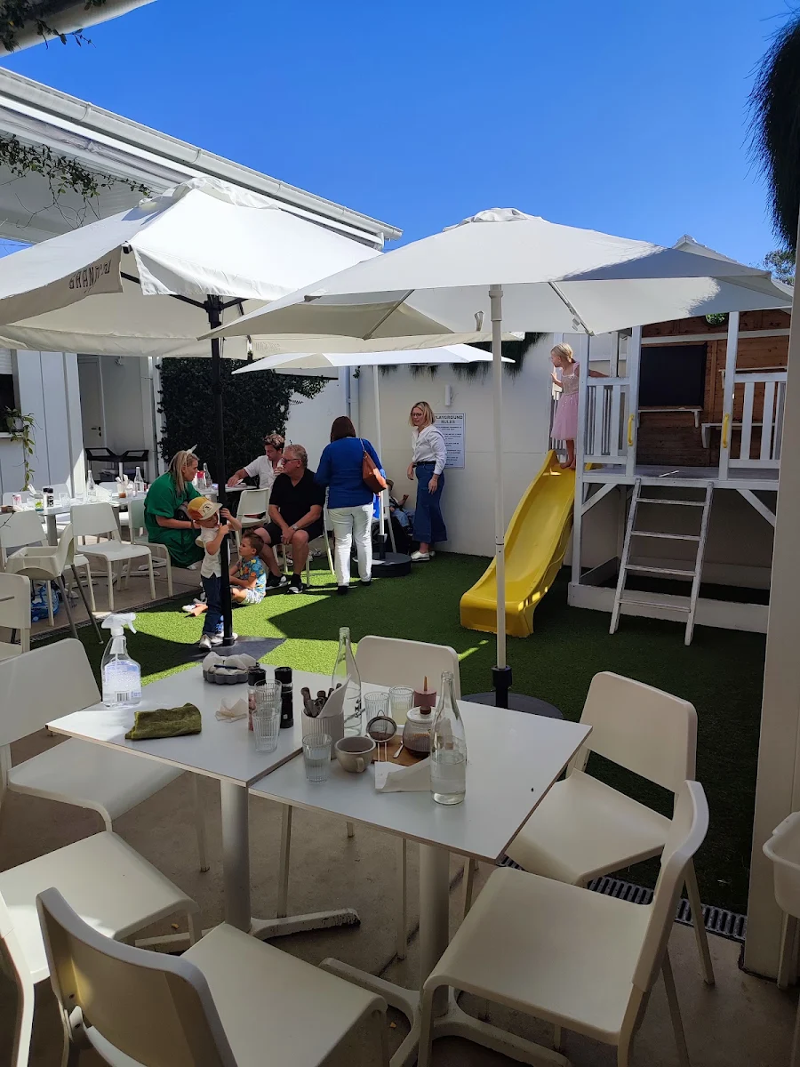 Vibe, Oli's Cafe