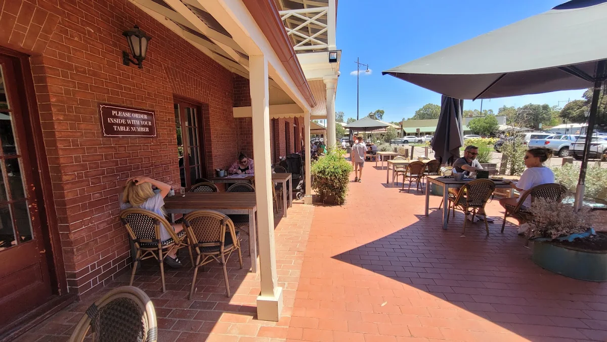 Vibe, Henry's Bridge Hotel Echuca
