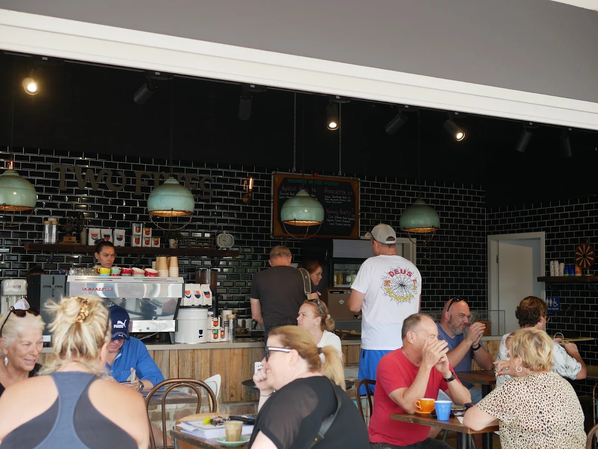 Vibe, Two Fives Cafe