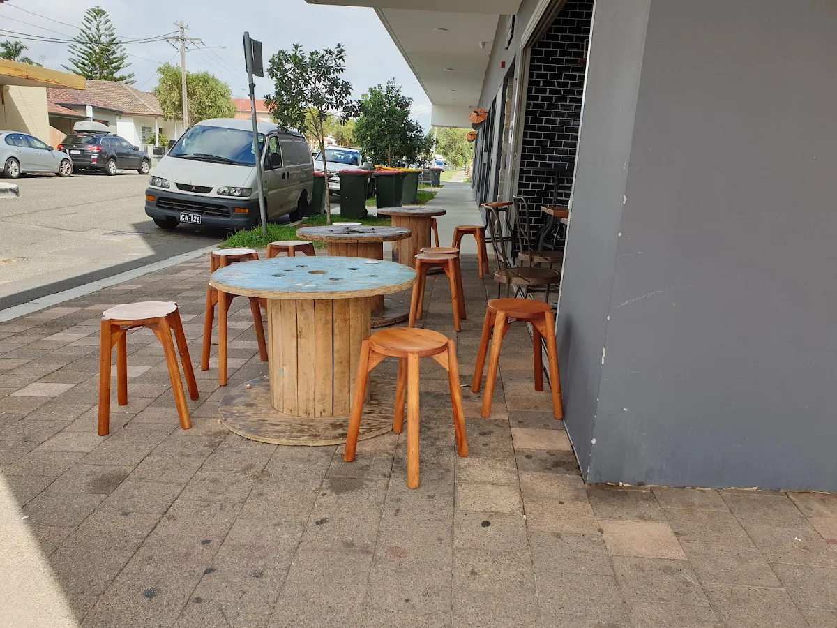 Vibe, Two Fives Cafe