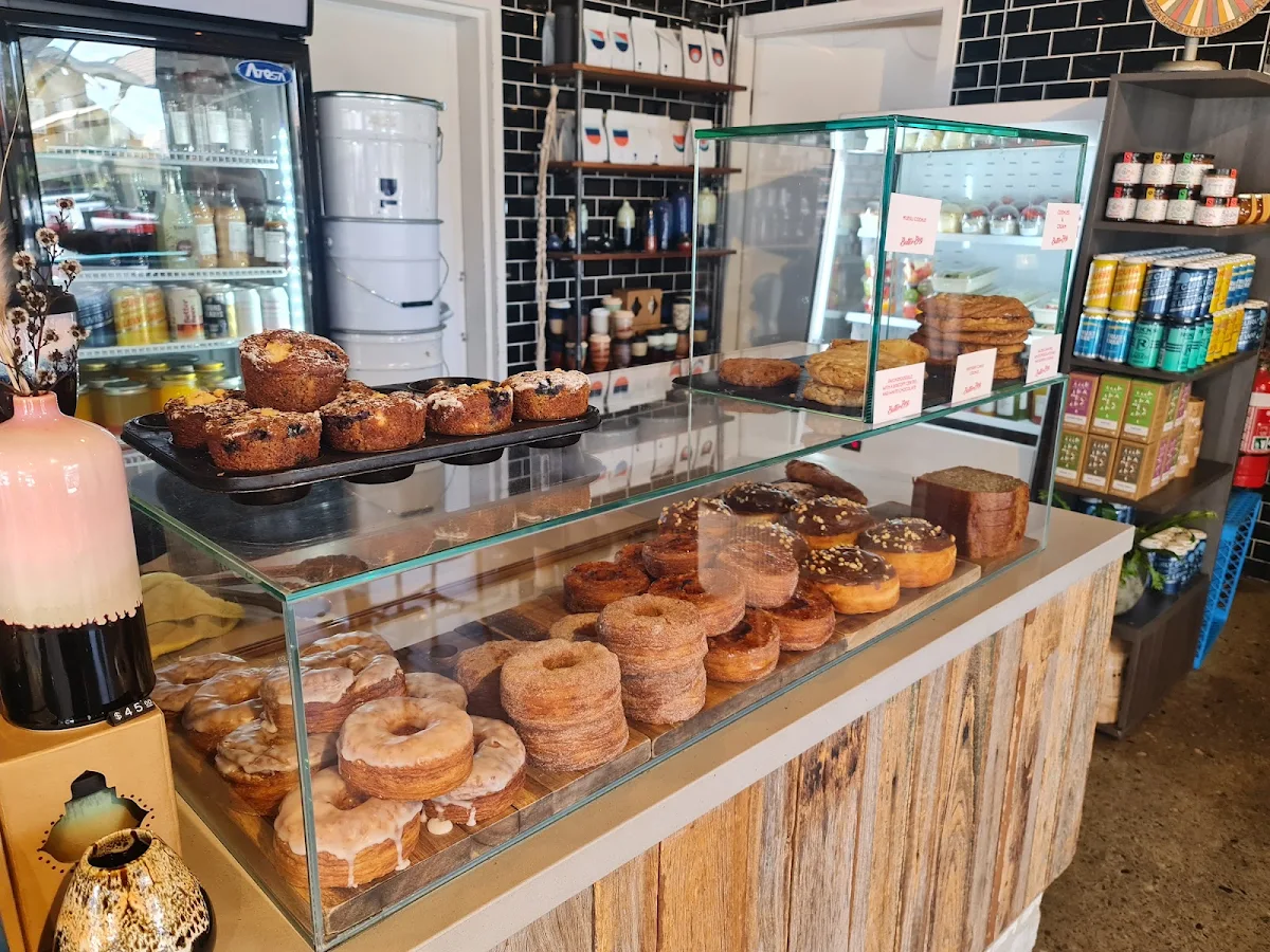 Vibe, Two Fives Cafe