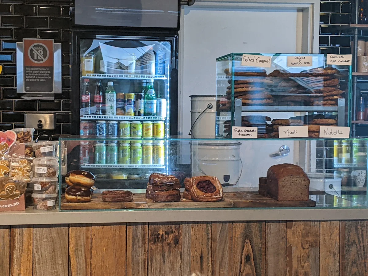 Vibe, Two Fives Cafe