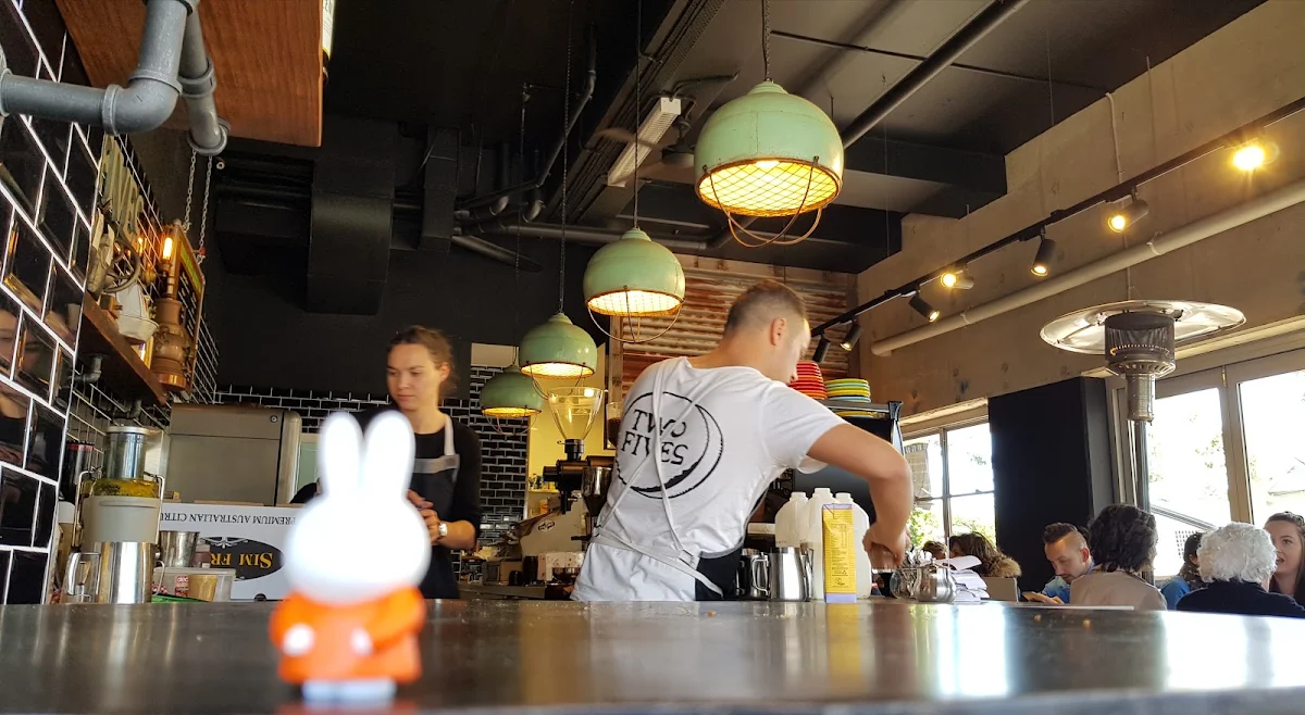 Vibe, Two Fives Cafe
