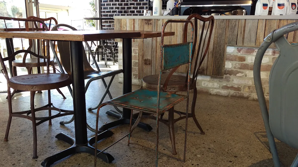 Vibe, Two Fives Cafe