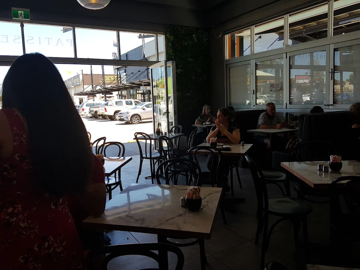 Vibe, La Royale Patisserie