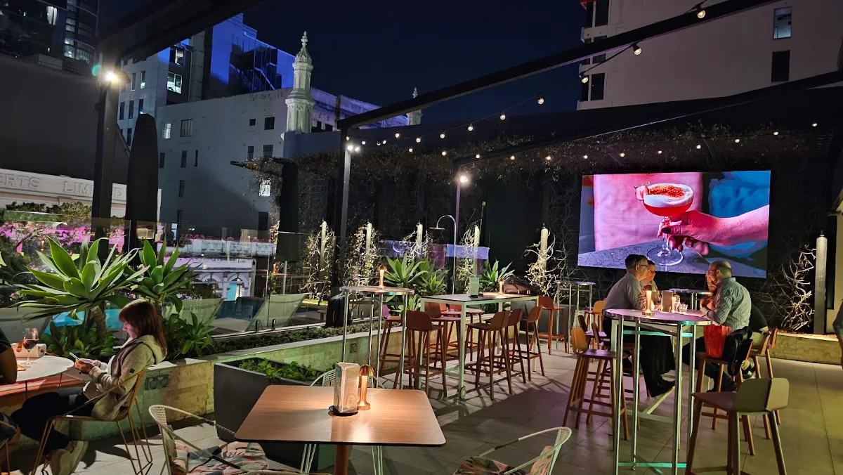Vibe, Lennons Restaurant & Bar
