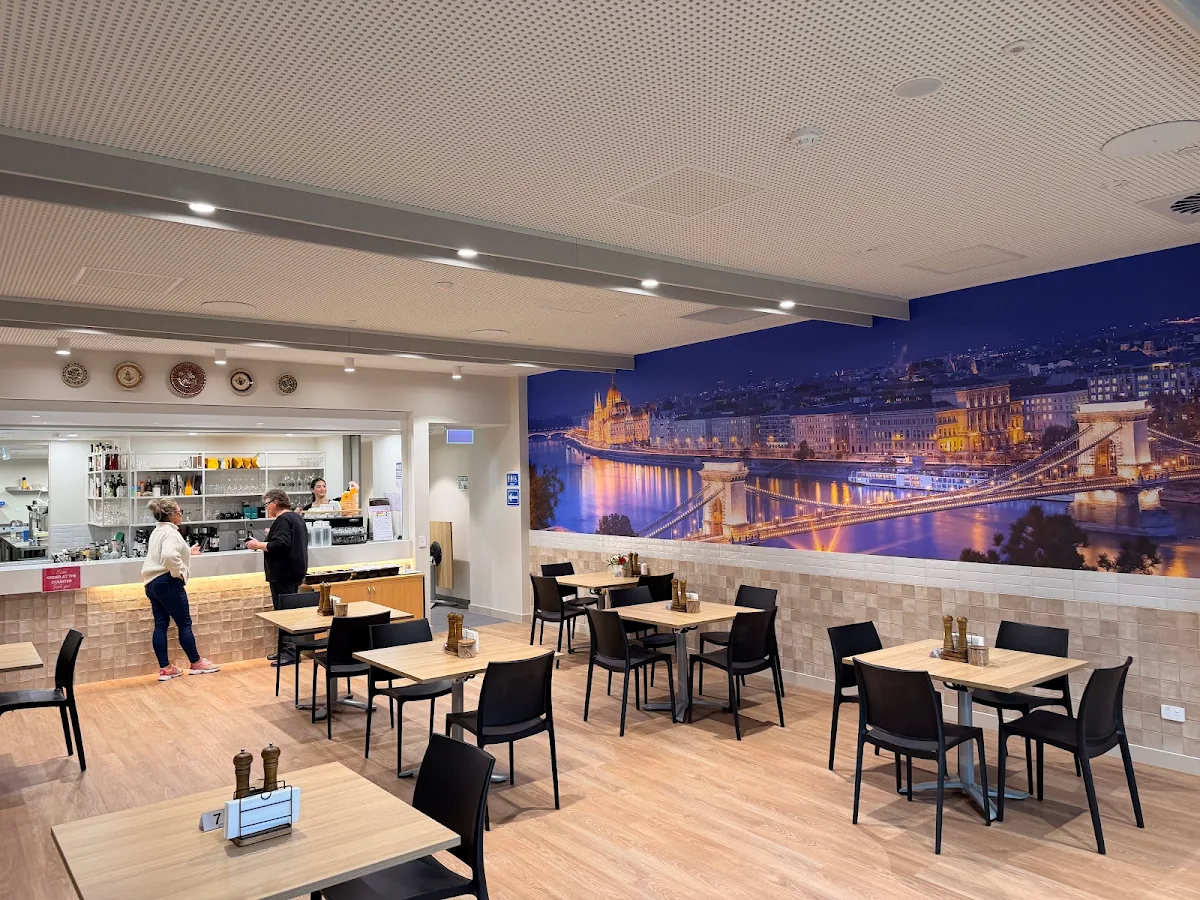 Vibe, Hungaria Café