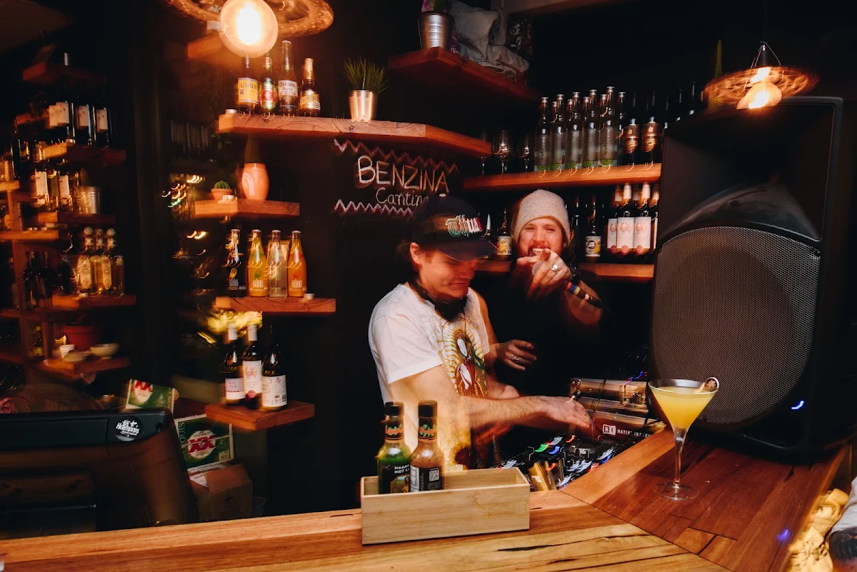 Vibe, Benzina Cantina