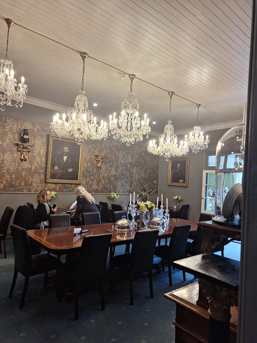 Vibe, Victoria & Albert Cafe