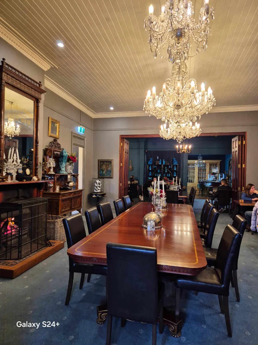 Vibe, Victoria & Albert Cafe