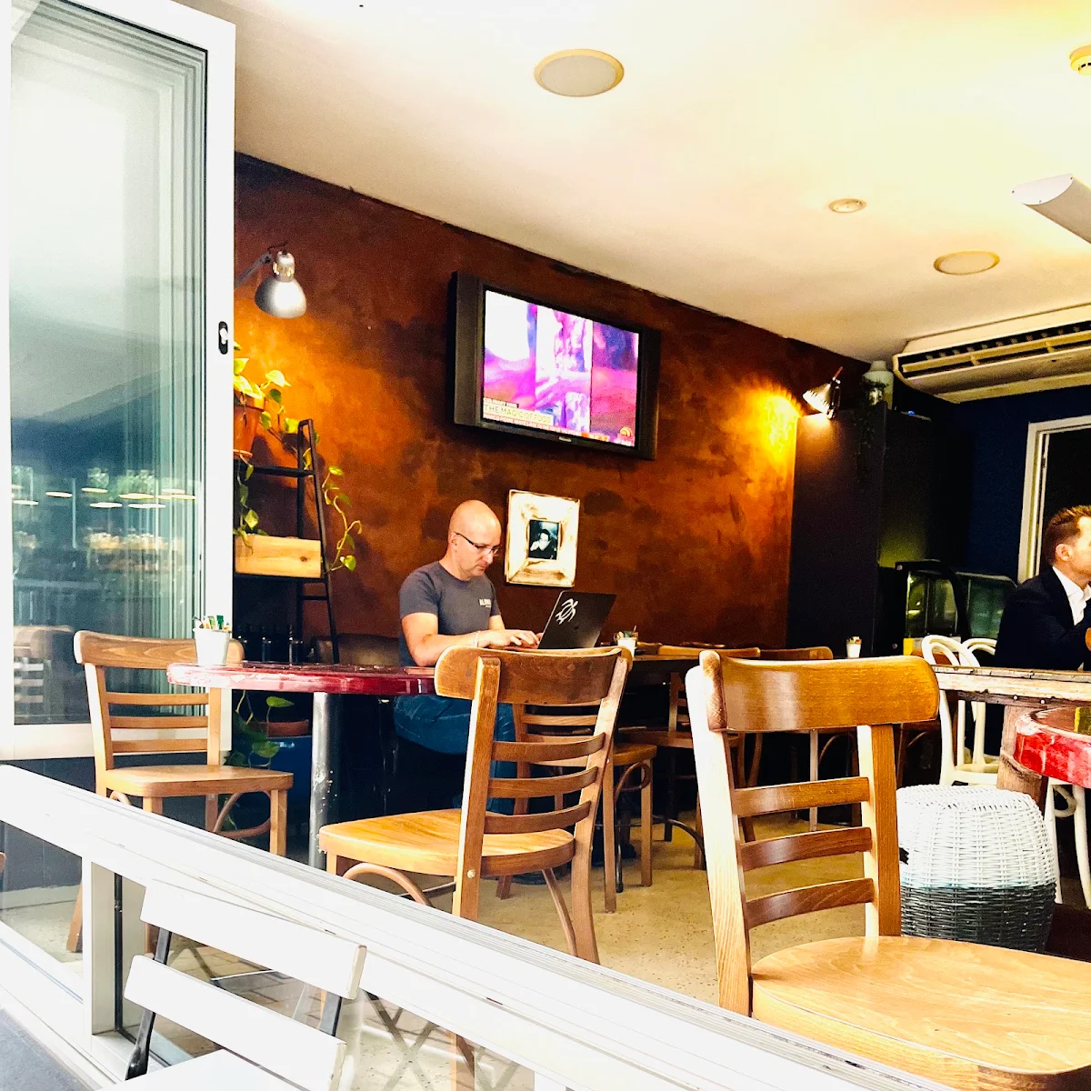 Vibe, Cafe 107