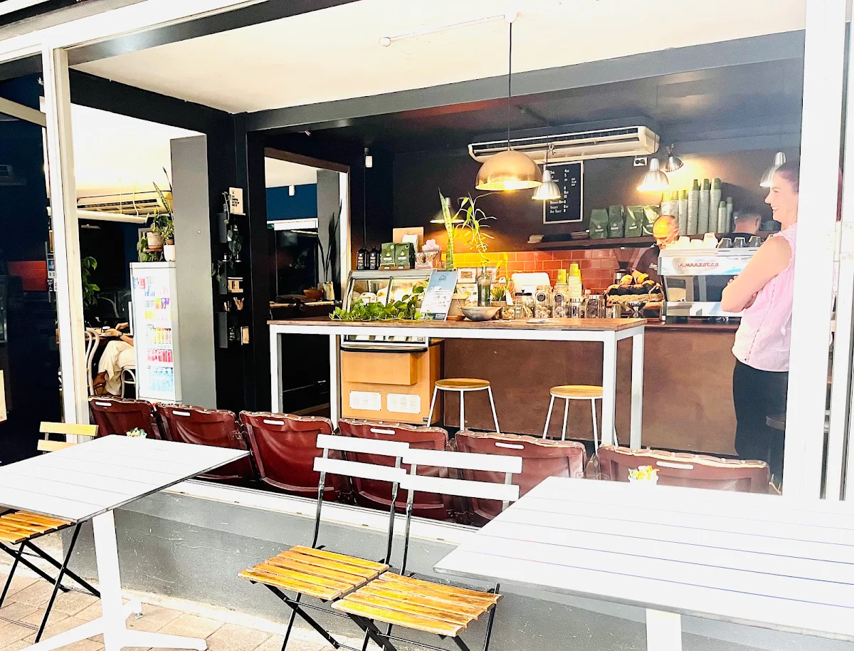 Vibe, Cafe 107