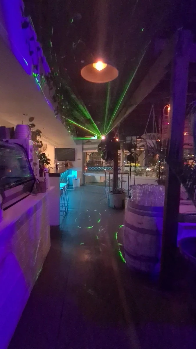 Vibe, Little Mermaid Cafe Bar