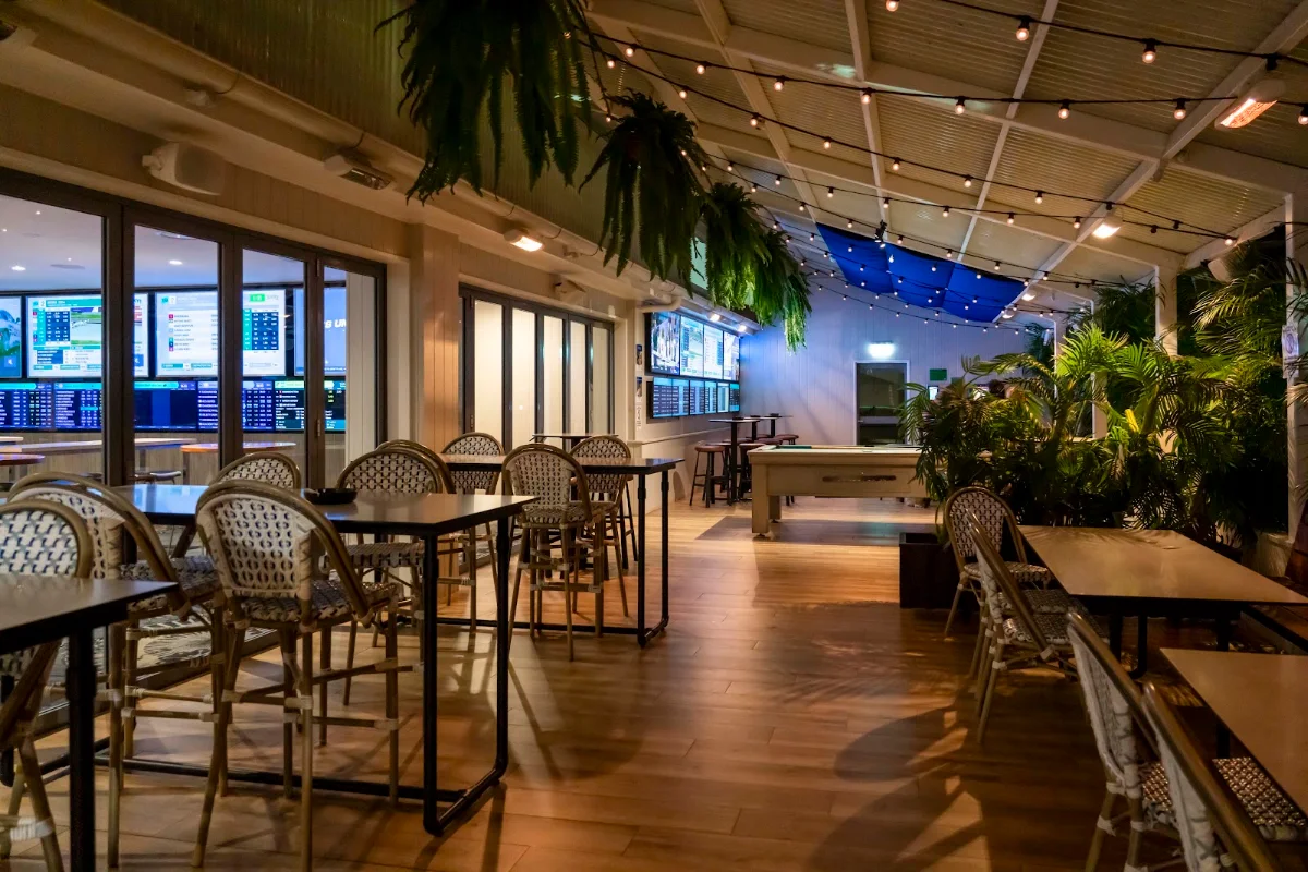Vibe, Warners At The Bay Hotel