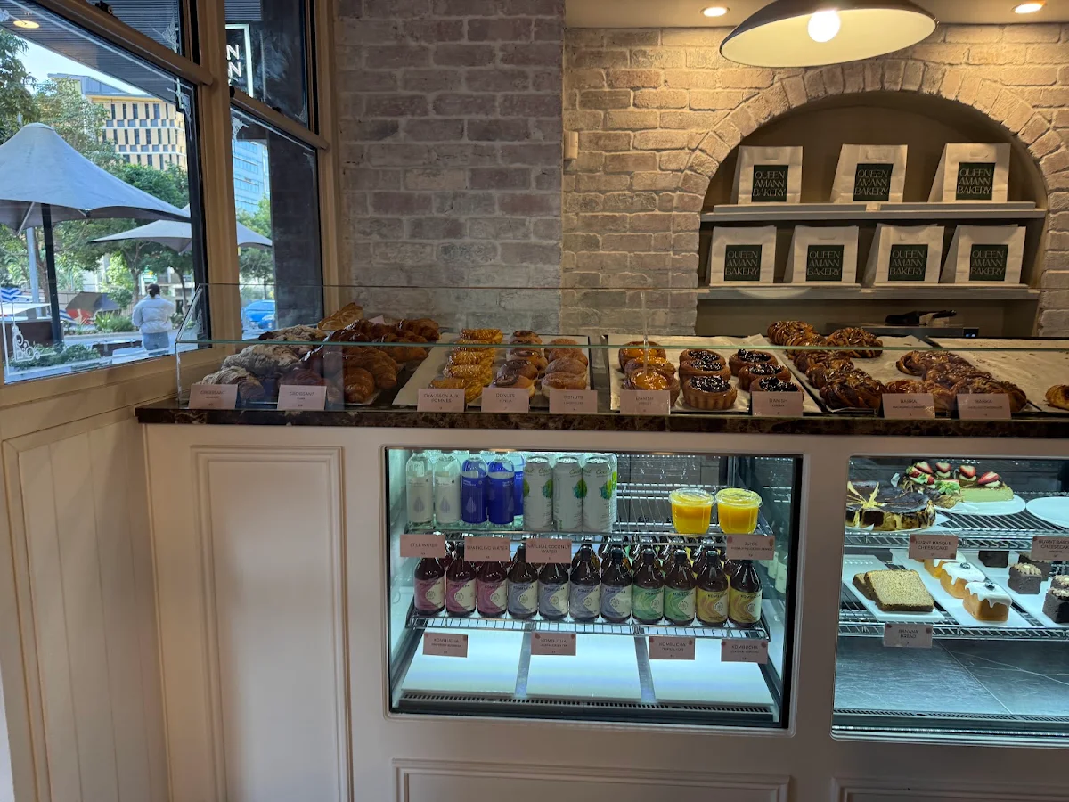 Vibe, Queen Amann Bakery