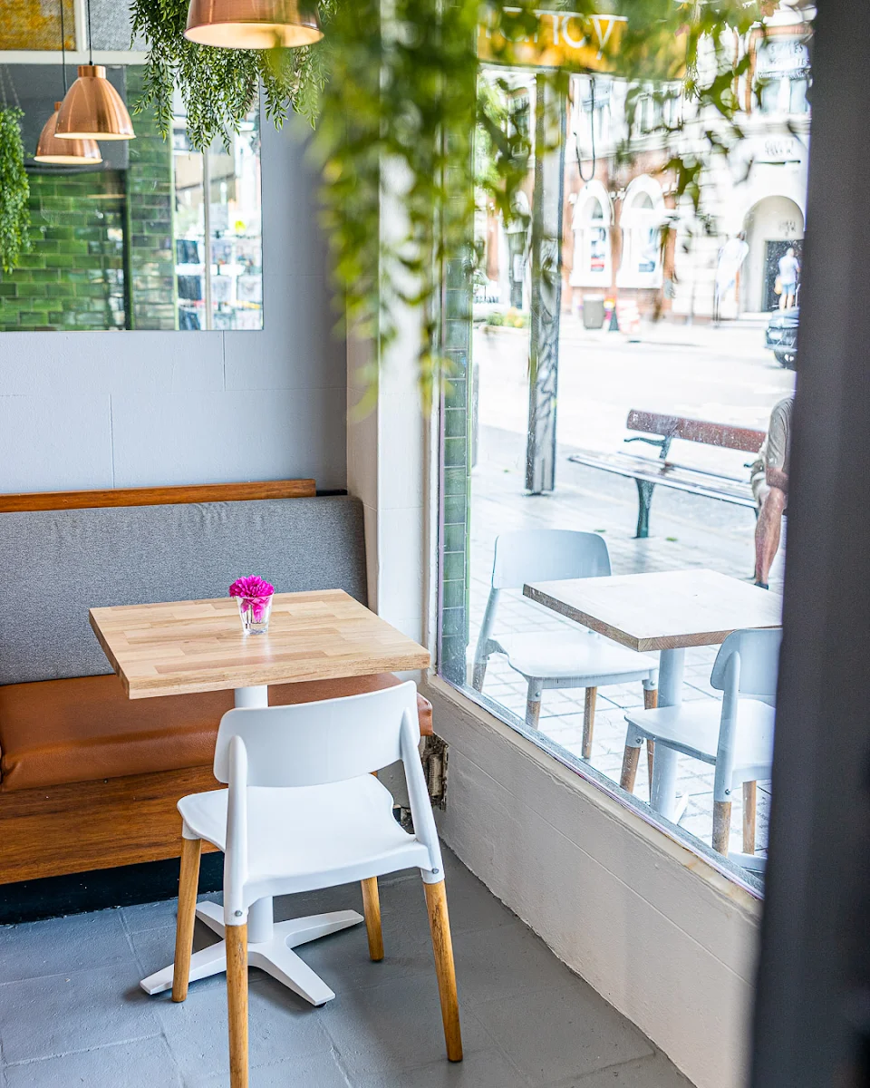 Vibe, Grey Grus Cafe