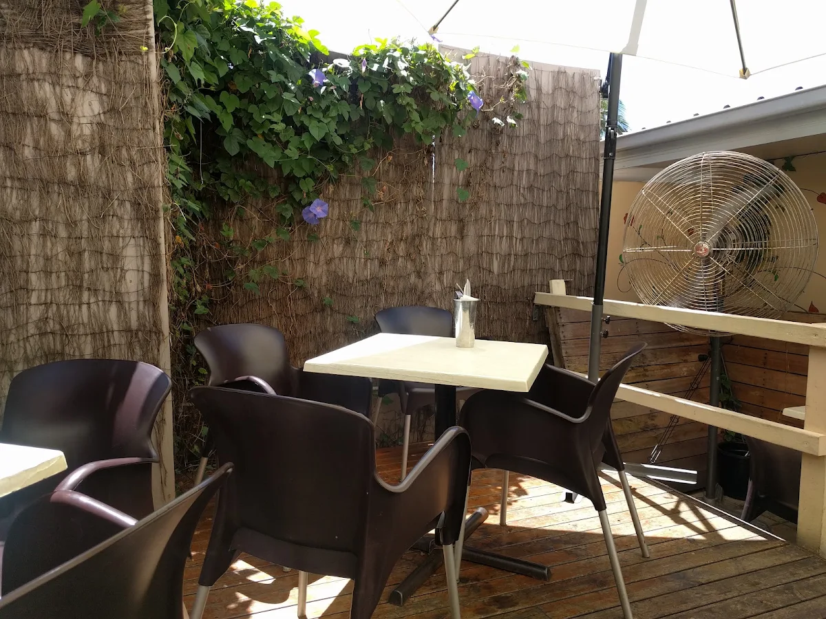 Vibe, Grey Grus Cafe