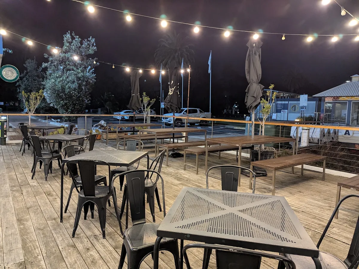 Vibe, Pier 35 Bar & Grill