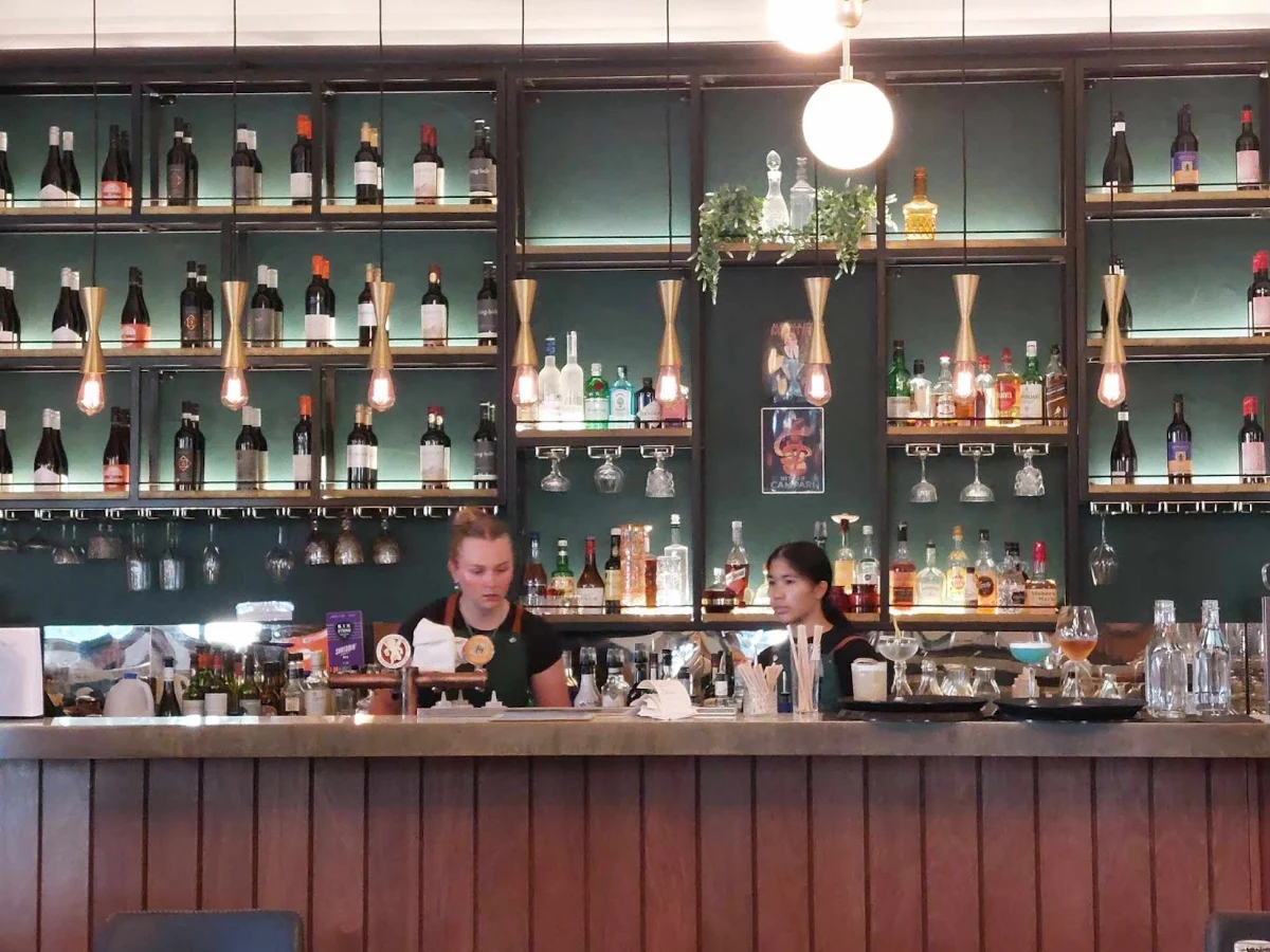Vibe, Motel Mezza Restaurant & Bar