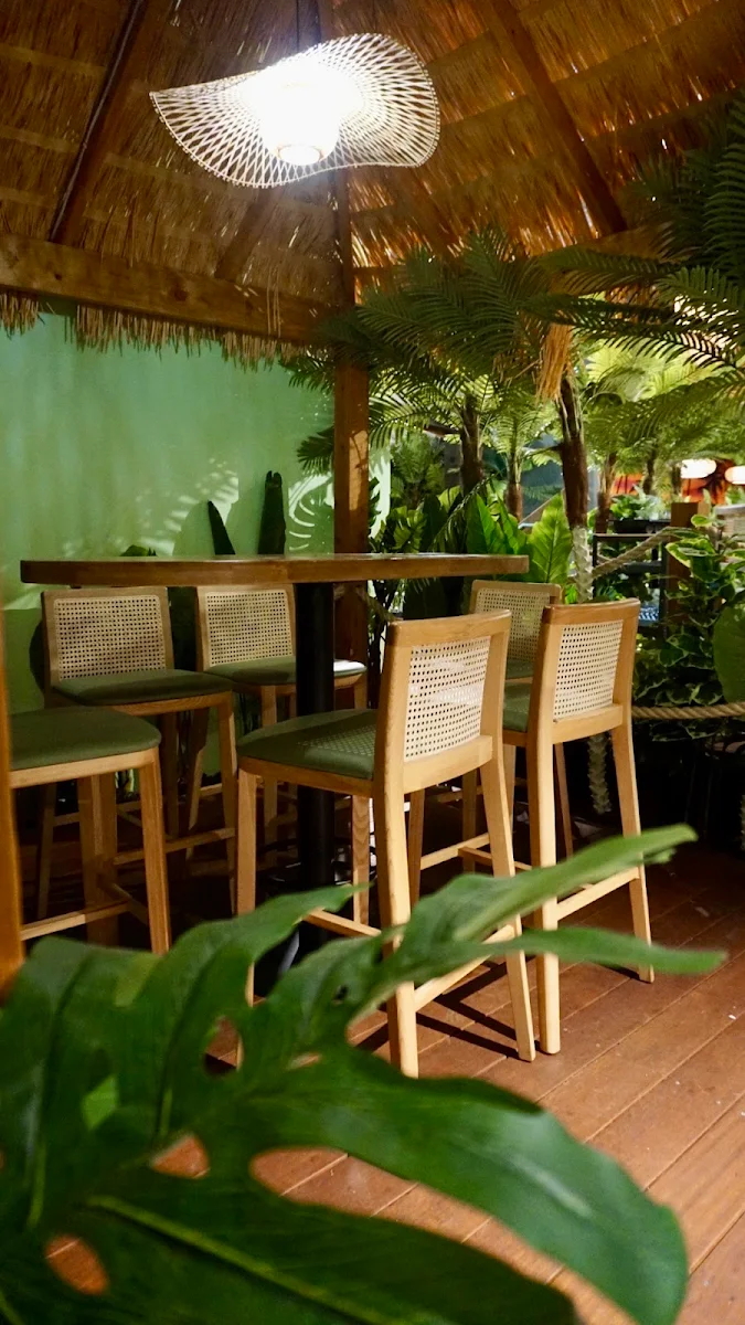 Vibe, Moon Dog Beach Club