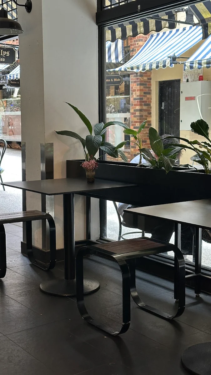 Vibe, Madlilys Cafe