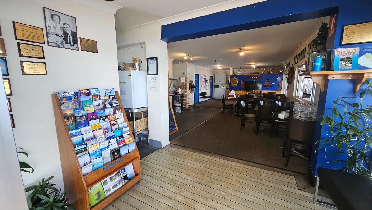 Vibe, Yachtie Bar & Cafe