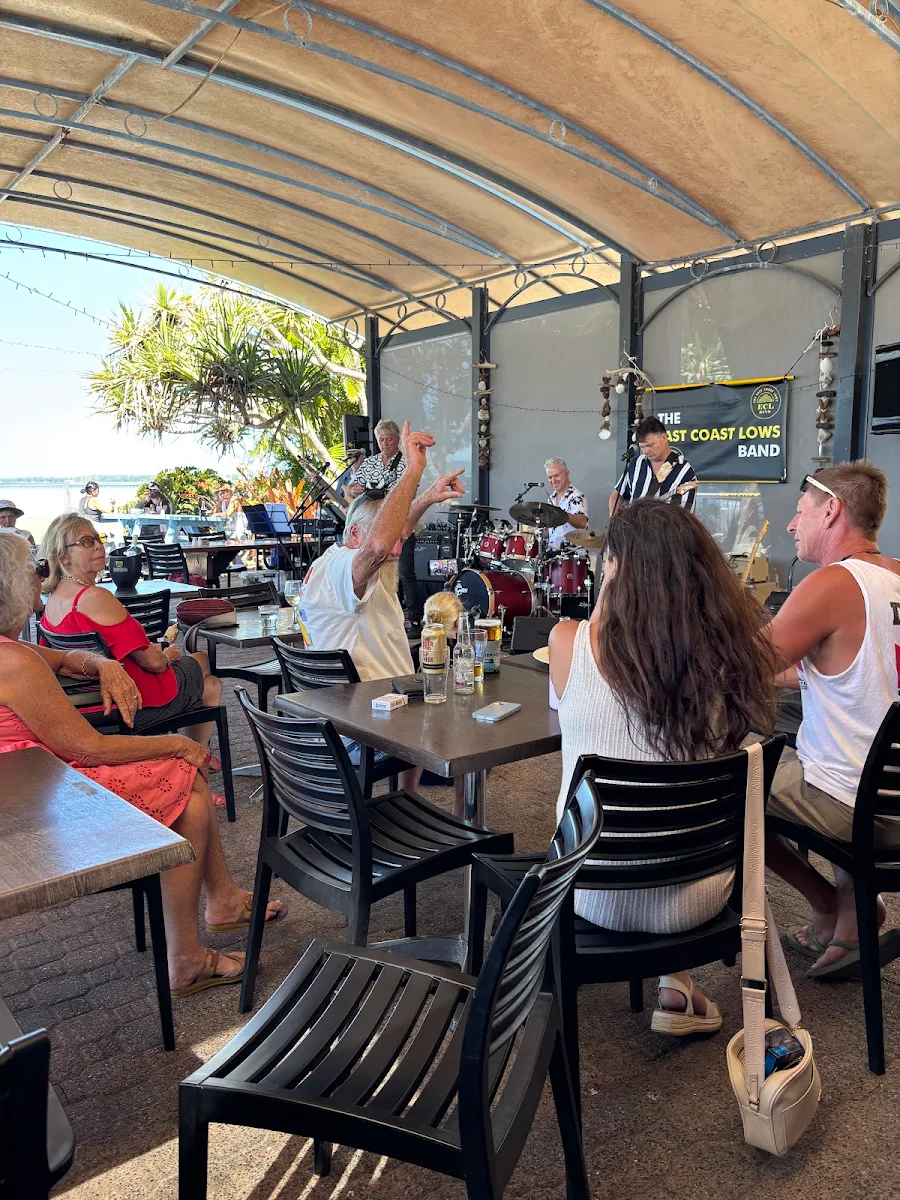 Vibe, Yachtie Bar & Cafe