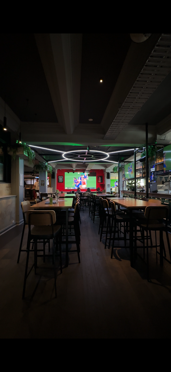 Vibe, Harvey's Sports Bar & Grill