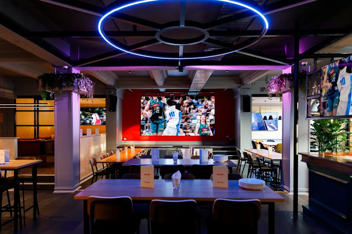 Vibe, Harvey's Sports Bar & Grill