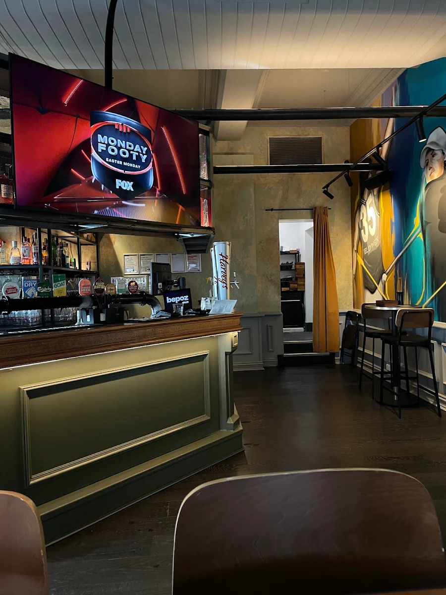 Vibe, Harvey's Sports Bar & Grill