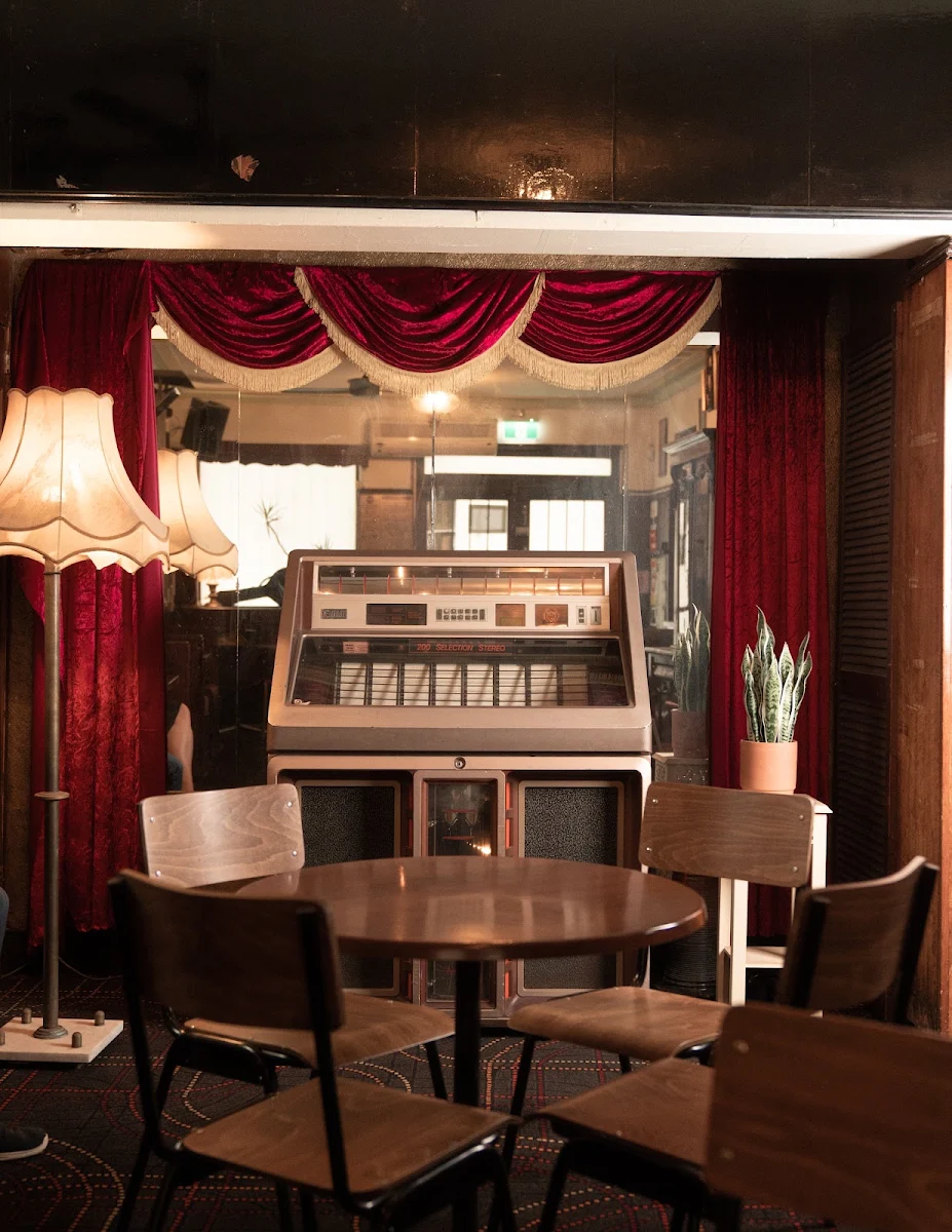 Vibe, Hollywood Hotel