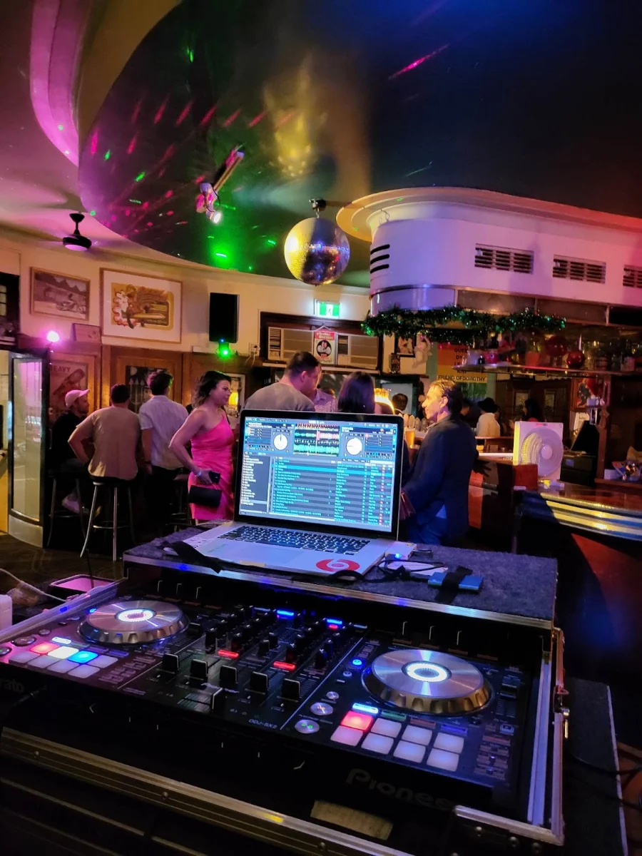 Vibe, Hollywood Hotel