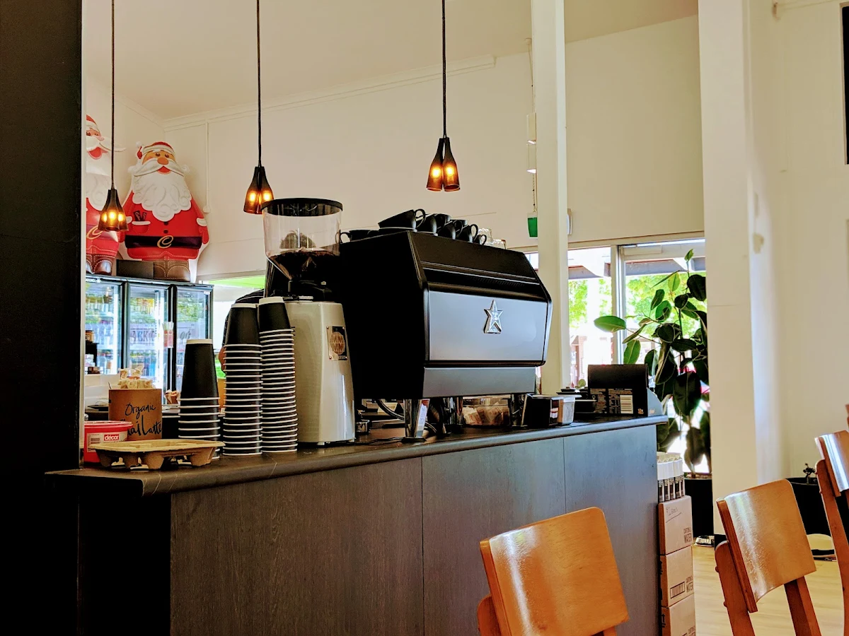 Vibe, Pitch Black Cafe