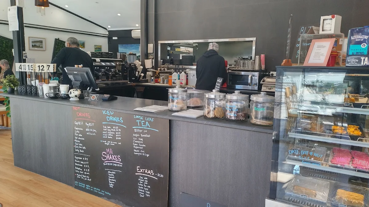 Vibe, Pitch Black Cafe