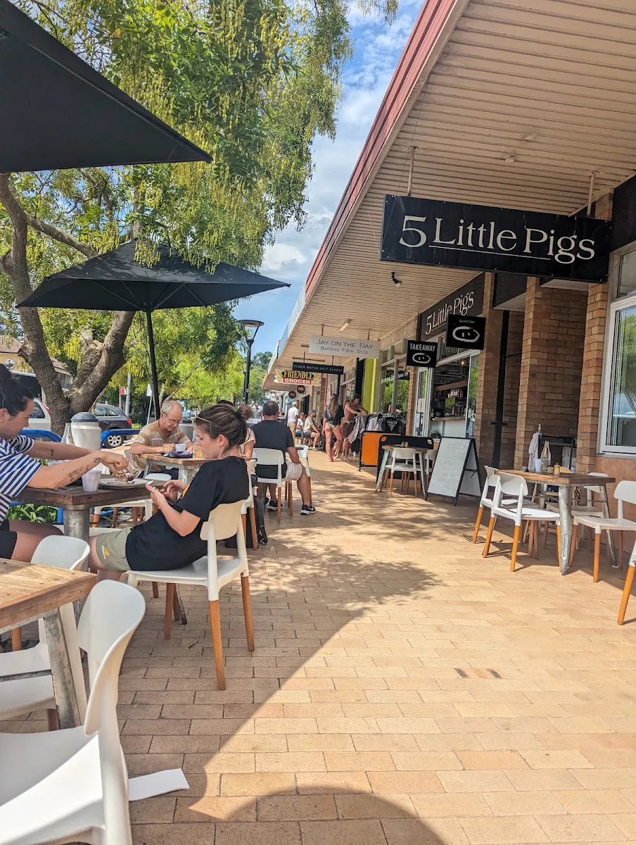 5 Little Pigs cover