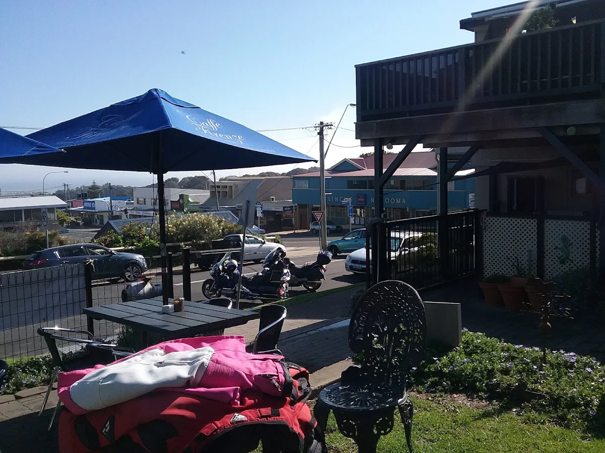 Vibe, Casey's Cafe