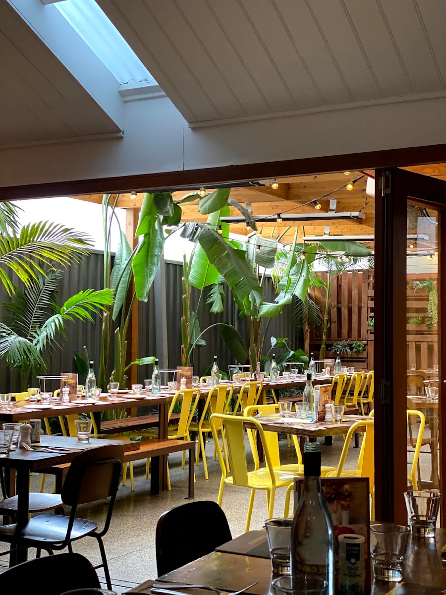 Vibe, Cornerstone Pizzeria e Cucina