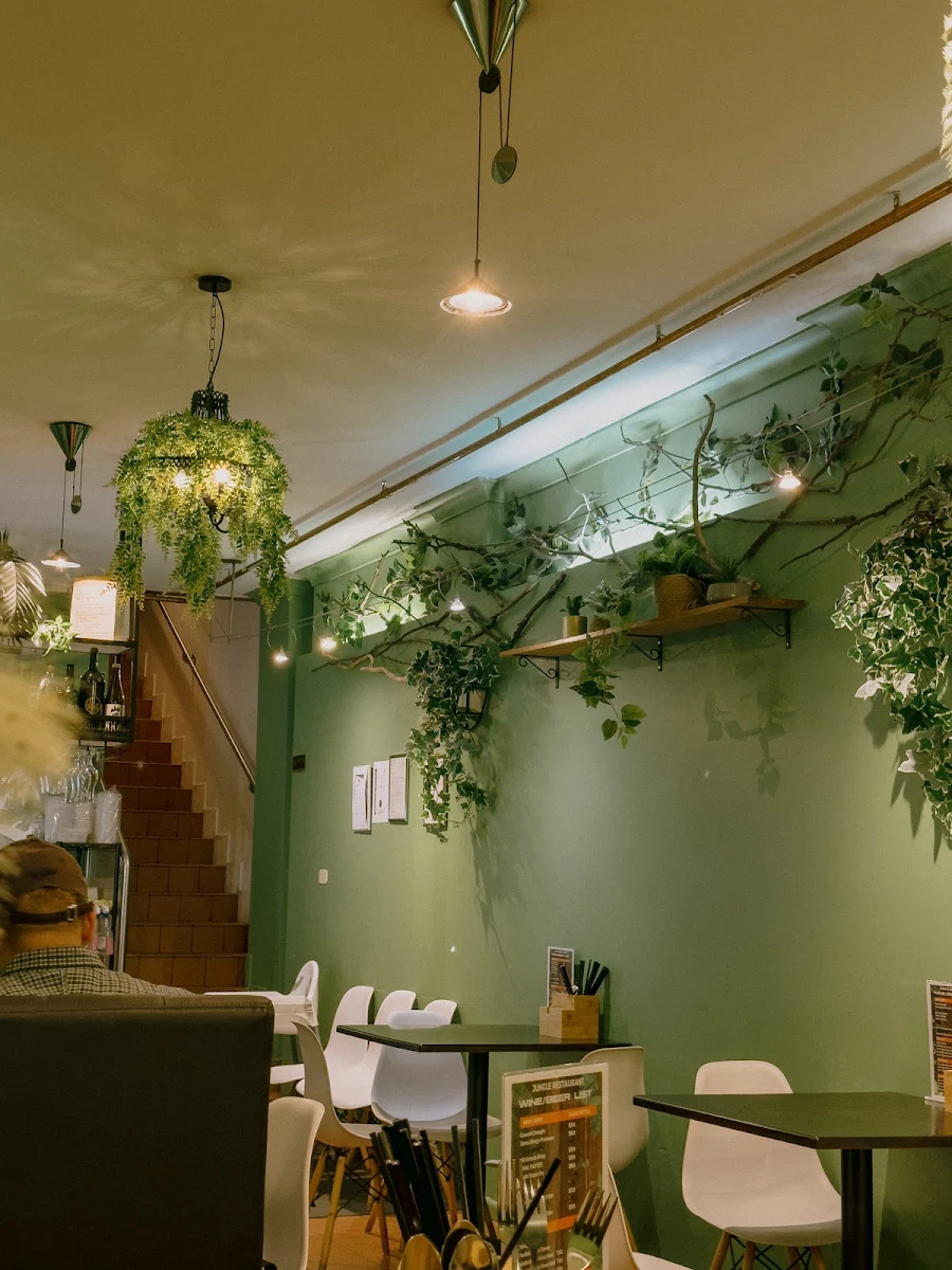Vibe, Jungle Restaurant
