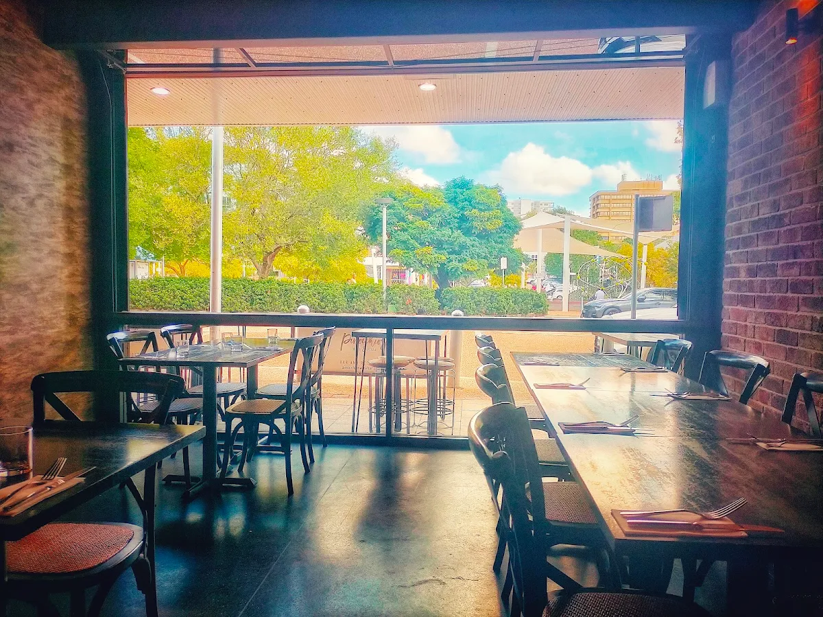 Vibe, Pinocchios Wine & Pizza Bar