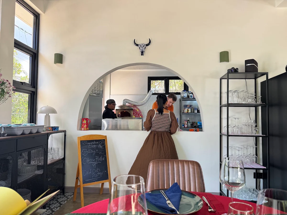 Vibe, Pinocchios Wine & Pizza Bar
