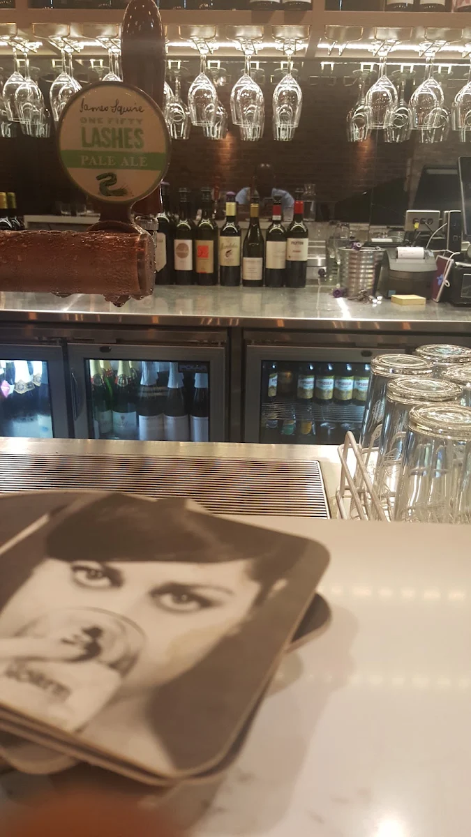 Vibe, Pinocchios Wine & Pizza Bar