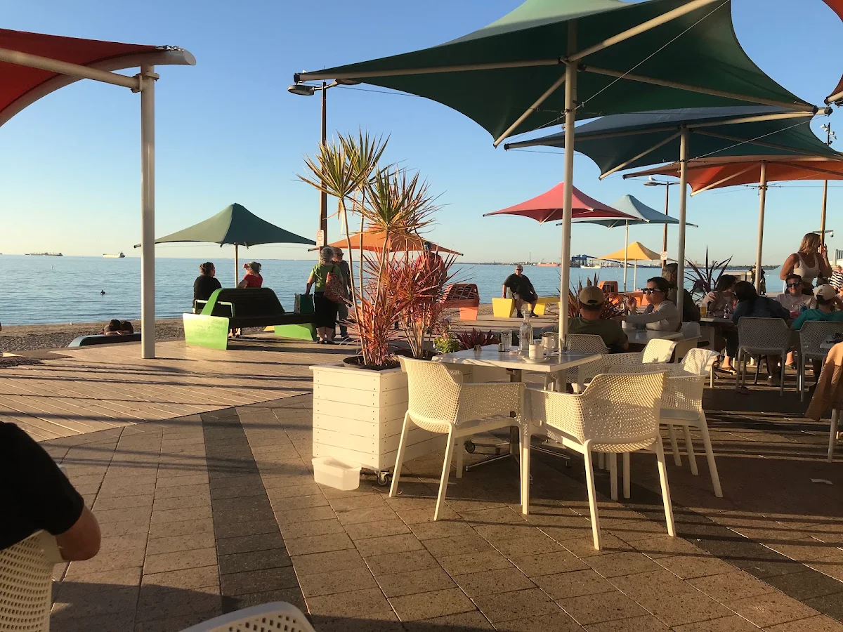 Vibe, Palm Beach Café