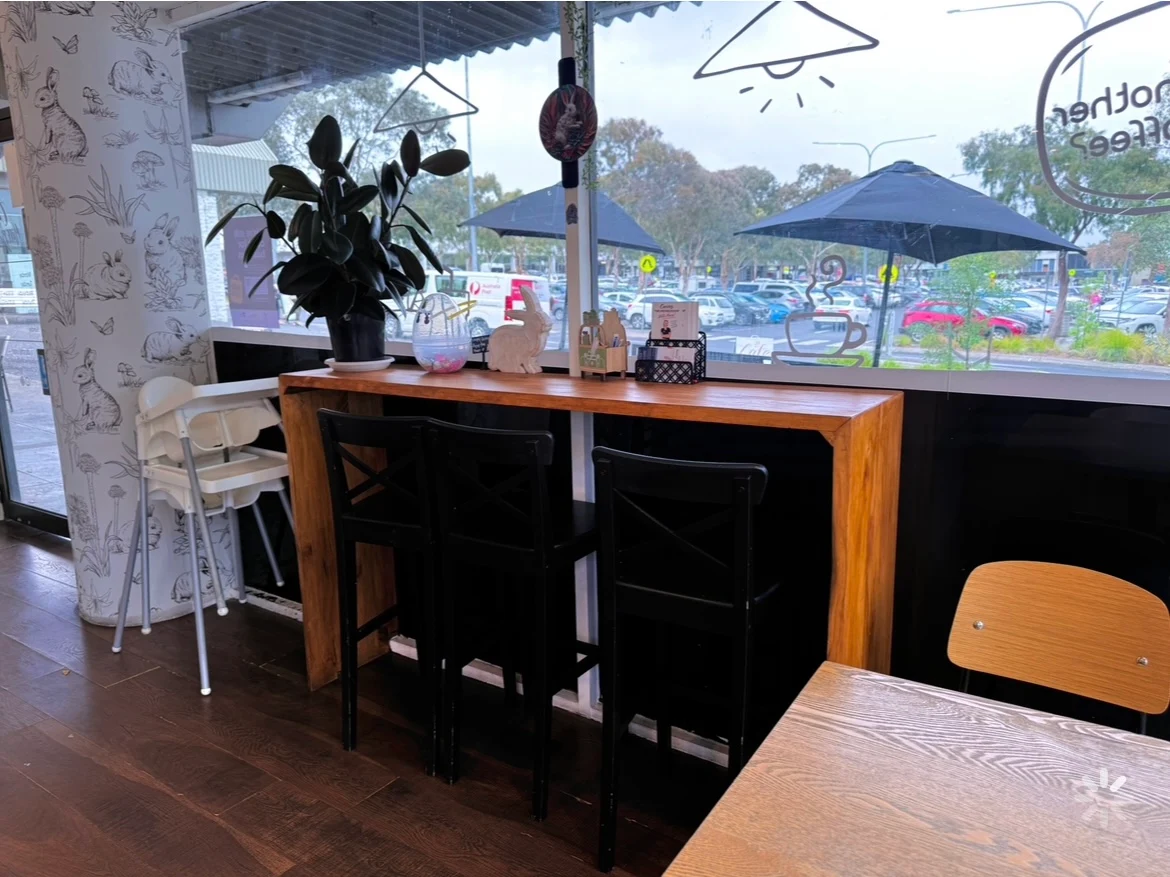 Vibe, Miss Bunny Café